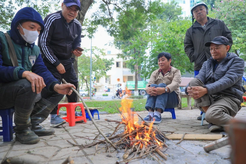 Dù ban ngày có nắng, nhưng nền nhiệt giảm sâu khiến nhiều người dân phải đốt lửa sưởi ấm. (Ảnh: Hoàng Hiếu/TTXVN)