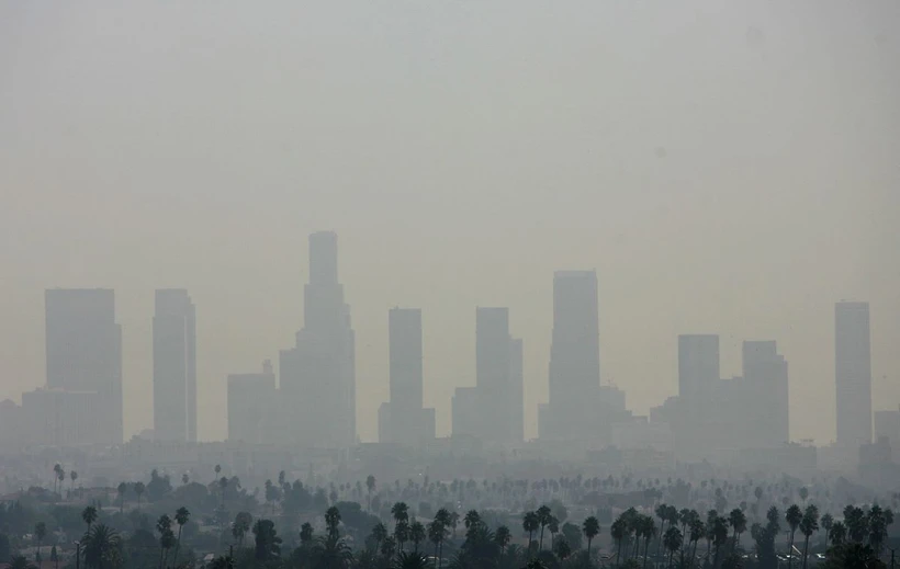 Ô nhiễm không khí tại Los Angeles, Mỹ. (Ảnh: AFP/TTXVN)