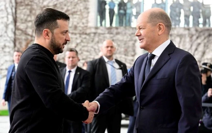 Tổng thống Ukraine Volodymyr Zelensky (trái) đón Thủ tướng Đức Olaf Scholz tại Kiev. (Ảnh: Getty Images/TTXVN)