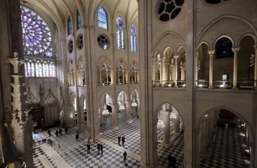 Quang cảnh bên trong Nhà thờ Đức Bà Paris của Pháp sau khi công tác trùng tu được hoàn tất. (Ảnh: REUTERS/TTXVN)