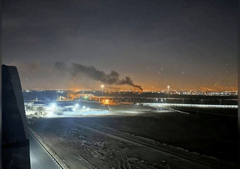 Khói lửa bốc lên sau loạt tiếng nổ ở phía Tây thủ đô Tehran, Iran rạng sáng 26/10. (Ảnh: Jerusalem Post/TTXVN)