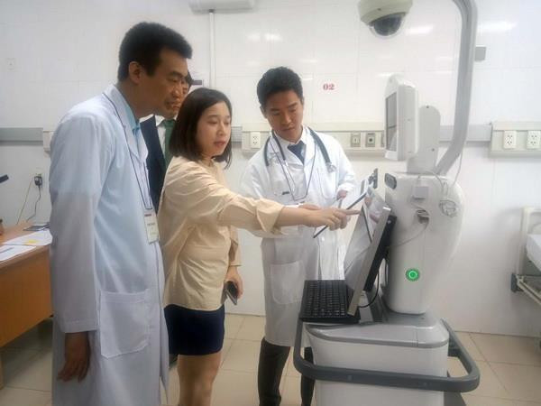 Chuyên gia Nhật Bản giới thiệu, hướng dẫn sử dụng robot chăm sóc tại buồng bệnh. (Ảnh: Hoàng Ngọc/TTXVN)