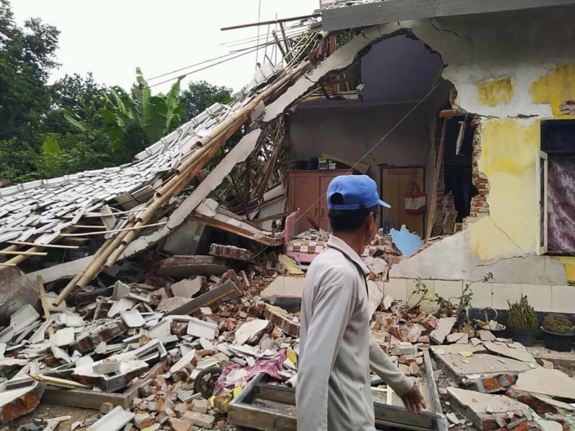 Nhà cửa bị phá hủy sau trận động đất ở Selong, Lombok của Indonesia, ngày 17/3 vừa qua. (Ảnh: AFP/TTXVN)