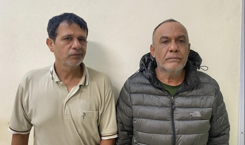 Hai đối tượng tại cơ quan Công an. (Ảnh: TTXVN phát)