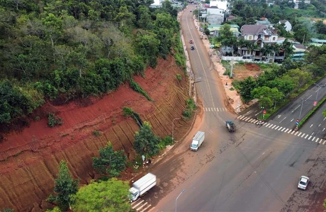 Khu vực nguy cơ sạt lở tại điểm giao đường Hồ Chí Minh với đường Hai Bà Trưng (thành phố Gia Nghĩa). (Ảnh: Hưng Thịnh/TTXVN)