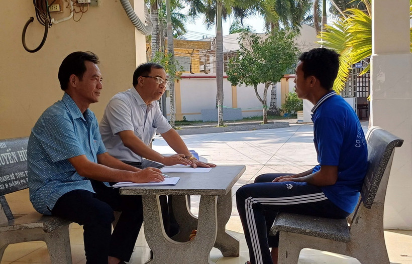 Một học viên (phải) trốn trại cai nghiện ma túy tại Sóc Trăng tình nguyện trở về trại. (Ảnh: Trung Hiếu/TTXVN)