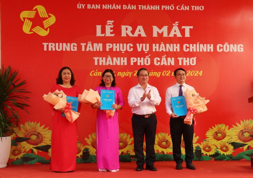 Lãnh đạo Trung tâm phục vụ hành chính công thành phố Cần Thơ ra mắt tại buổi lễ. (Ảnh: Ngọc Thiện/TTXVN)