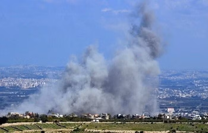 Khói bốc lên sau một vụ tấn công của lực lượng Hezbollah nhằm vào các căn cứ quân sự của Israel. (Ảnh: IRNA/TTXVN)