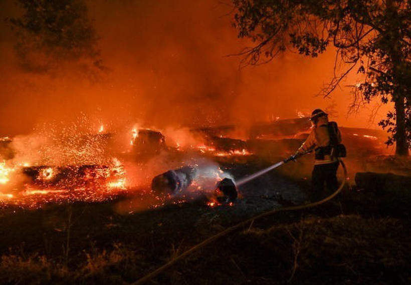 Lính cứu hỏa nỗ lực dập lửa cháy rừng tại Chico, California. (Ảnh: Getty Images/TTXVN)