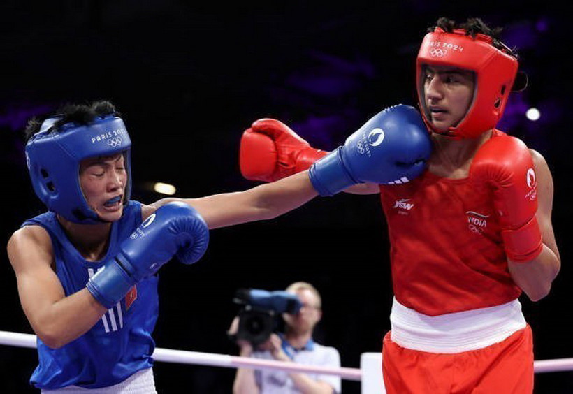 Tay đấm Võ Thị Kim Ánh (giáp xanh) để thua sít sao trước Preeti Pawar. (Nguồn: Reuters)