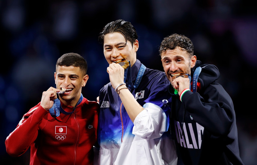 Vận động viên Oh Sanguk (giữa) của Hàn Quốc giành Huy chương Vàng, Fares Ferjani (trái) của Tunisia giành Huy chương Bạc và Luigi Samele của Italy giành Huy chương Đồng nội dung đấu kiếm cá nhân nam tại Olympic Paris 2024. (Ảnh: THX/TTXVN)