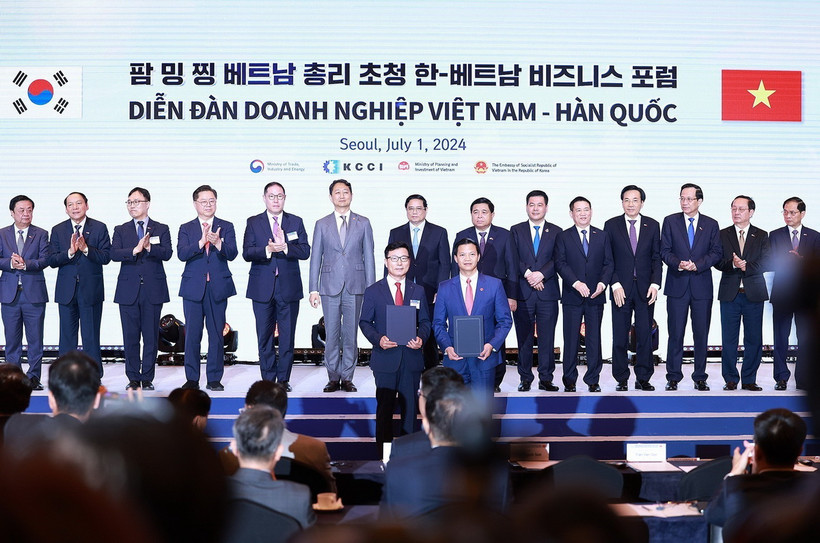 Thủ tướng Phạm Minh Chính chứng kiến trao biên bản hợp tác giữa doanh nghiệp Việt Nam và Hàn Quốc. (Ảnh: Dương Giang/TTXVN)