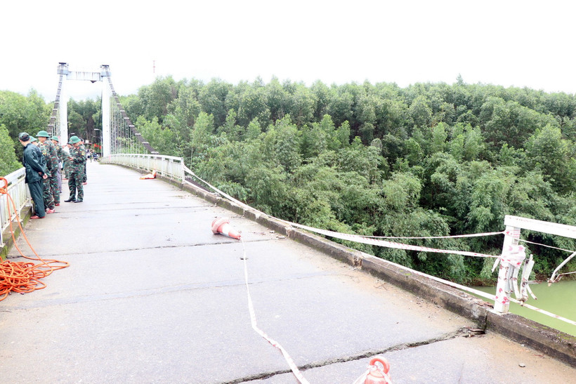 Hiện trường vụ xe va vào lan can cầu treo Bình Thành và rơi xuống sông làm 2 người trên xe mất tích. (Ảnh: Đỗ Trưởng/TTXVN)