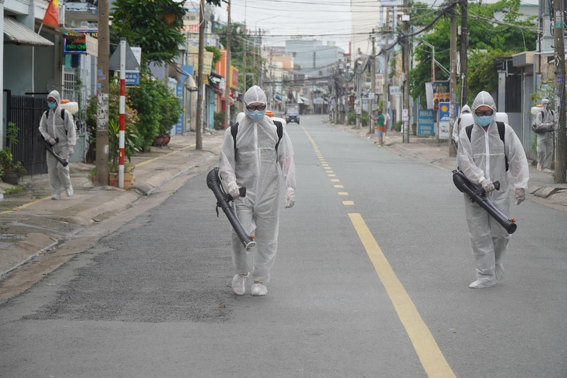 Phun thuốc khử khuẩn tại tuyến đường Hồ Văn Đại. (Ảnh: Lê Xuân/TTXVN)