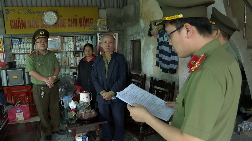 Cơ quan An ninh Điều tra Công an tỉnh Thái Bình đọc lệnh bắt tạm giam đối với Phạm Văn Yên. (Ảnh: TTXVN phát)