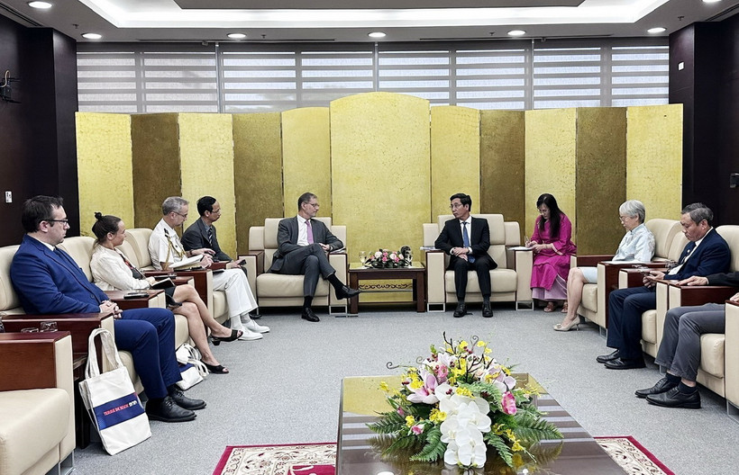 Phó Chủ tịch UBND thành phố Đà Nẵng Trần Chí Cường (phải) tiếp Ngài Olivier Brochet, Đại sứ Cộng hòa Pháp tại Việt Nam. (Ảnh: Trần Lê Lâm/TTXVN)