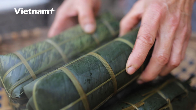 Bánh chưng dài tại làng nghề gói bánh chưng Bờ Đậu (Ảnh: Lâm Phan/Vietnam+)