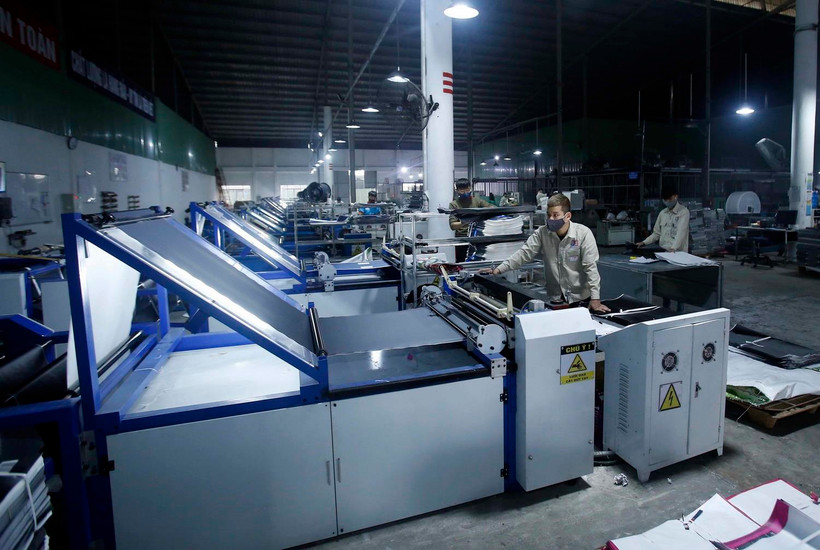 Sản xuất sản phẩm bao bì tại Công ty TNHH bao bì Thuận Đức. (Ảnh: Phạm Kiên/TTXVN)