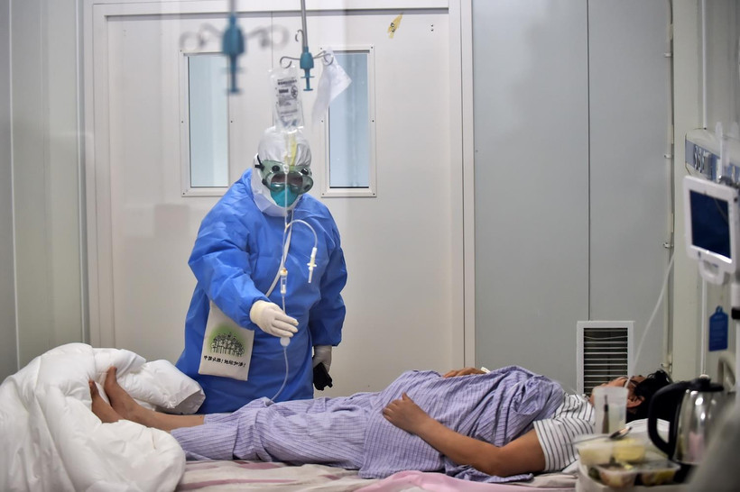 Nhân viên y tế điều trị cho bệnh nhân COVID-19 tại bệnh viện ở Bắc Kinh, Trung Quốc ngày 17/6. (Ảnh: THX/ TTXVN)