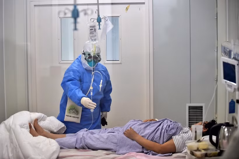 Nhân viên y tế điều trị cho bệnh nhân COVID-19 tại bệnh viện ở Bắc Kinh, Trung Quốc ngày 17/6. (Ảnh: THX/ TTXVN)