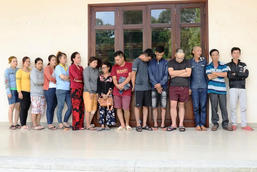 Các đối tượng có liên quan đến đường dây ghi số đề và cho vay lãi nặng. (Ảnh: Thanh Tân/TTXVN)