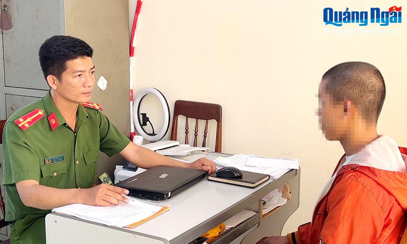 Một nạn nhân làm việc với Công an tỉnh sau khi được gia đình chuộc về. (Nguồn: Báo Quảng Ngãi)