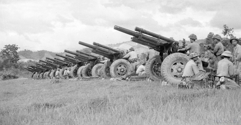 Bộ đội pháo binh dội bão lửa xuống căn cứ của địch tại Him Lam, ngày 13/3/1954. (Ảnh: TTXVN)