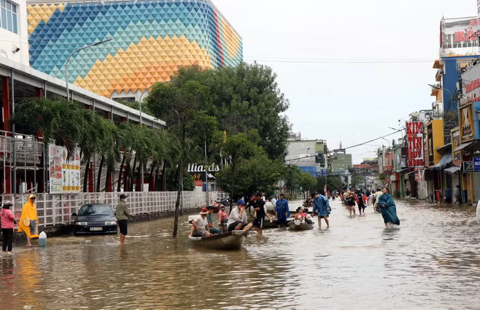 Nhiều tuyến đường ở thành phố Huế vẫn bị ngập trong nước. (Ảnh: Đỗ Trưởng/TTXVN)