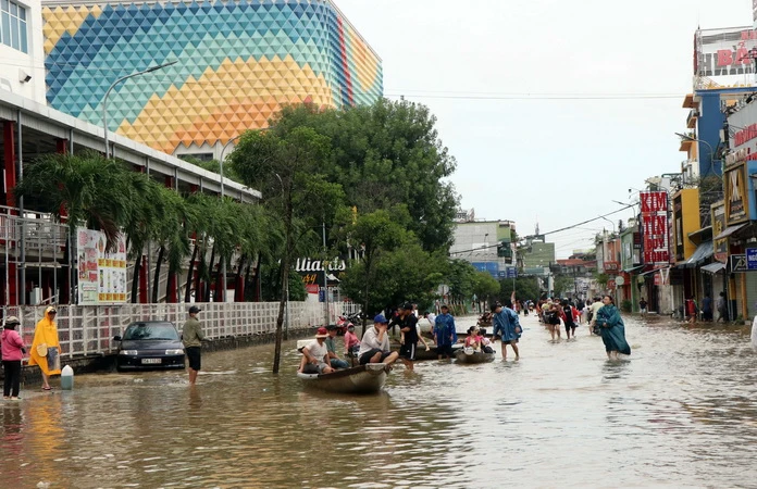 Nhiều tuyến đường ở thành phố Huế vẫn bị ngập trong nước. (Ảnh: Đỗ Trưởng/TTXVN)