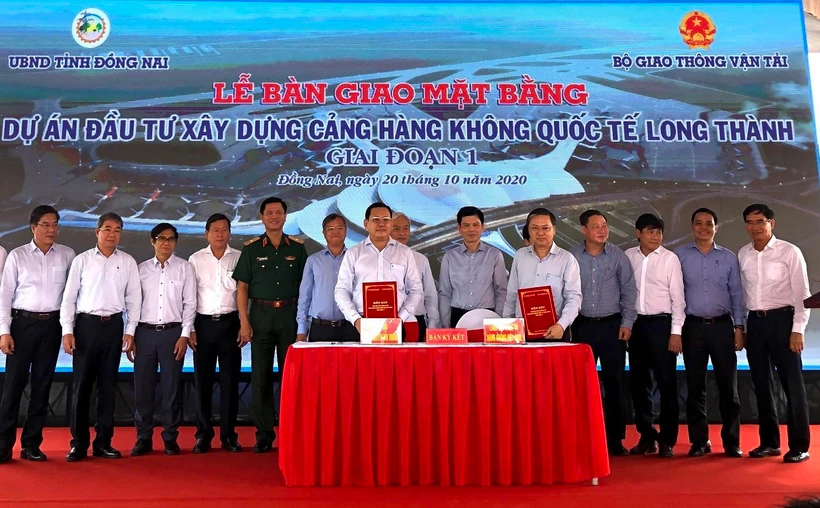 Đại diện UBND tỉnh Đồng Nai và đại diện Bộ Giao thông Vận tải thực hiện nghi thức bàn giao. (Ảnh: Nguyễn Văn Việt/TTXVN)