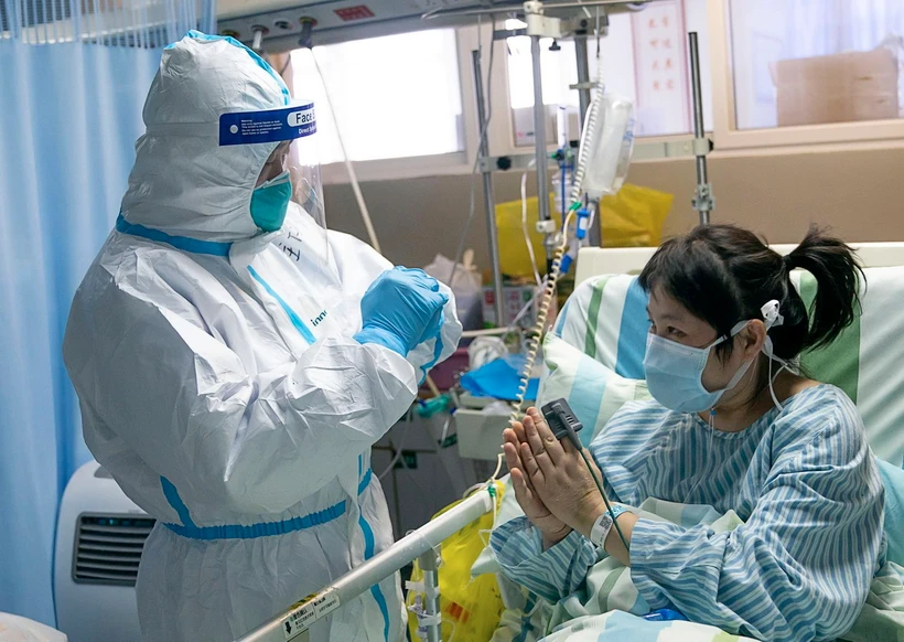 Nhân viên y tế điều trị cho bệnh nhân nhiễm virus corona tại bệnh viện thành phố Vũ Hán, tỉnh Hồ Bắc, Trung Quốc ngày 24/1 vừa qua. (Ảnh: THX/TTXVN)