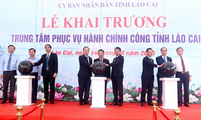 Các đại biểu kích hoạt đưa vào sử dụng Trung tâm hành chính công tỉnh Lào Cai. (Ảnh: Quốc Khánh/TTXVN)