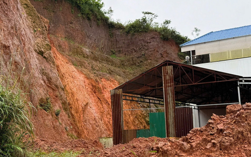 Một vị trí sạt lở tại tuyến đường nhánh dẫn vào khu sản xuất xóm Cốc (xã Lộc Tân, huyện Bảo Lâm) ở phía taluy âm. (Ảnh: TTXVN phát)