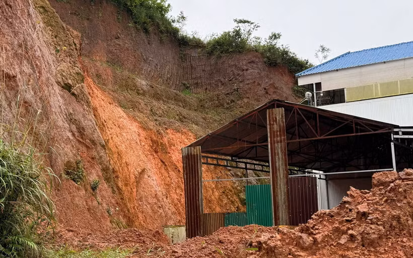 Một vị trí sạt lở tại tuyến đường nhánh dẫn vào khu sản xuất xóm Cốc (xã Lộc Tân, huyện Bảo Lâm) ở phía taluy âm. (Ảnh: TTXVN phát)