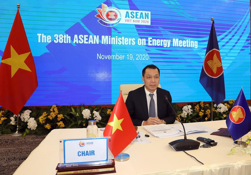 Thứ trưởng Bộ Công thương Đặng Hoàng An điều hành tại điểm cầu Hà Nội, Việt Nam. (Ảnh: Phan Tuấn Anh/TTXVN)