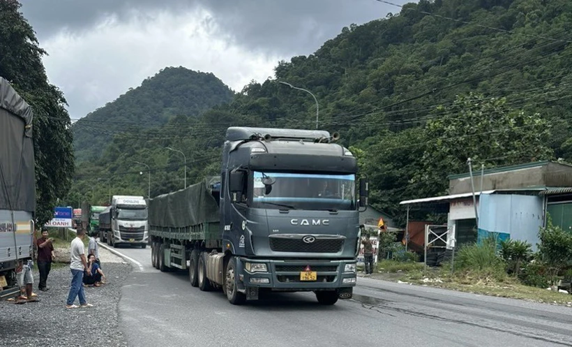 Các phương tiện lưu thông qua đèo Bảo Lộc. (Ảnh: TTXVN phát)