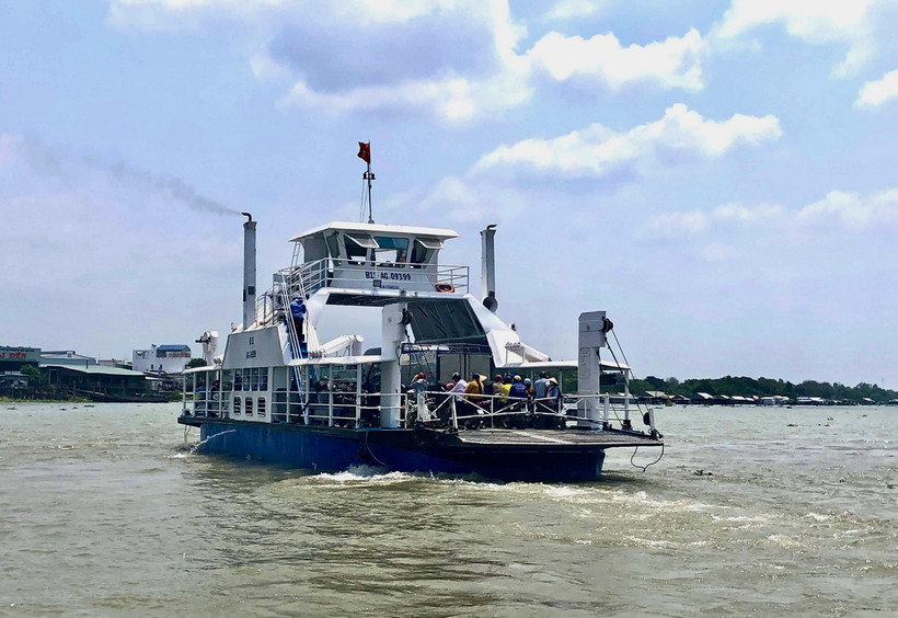 Phà Châu Giang vượt sông Hậu nối thành phố Châu Đốc và thị xã Tân Châu, tỉnh An Giang. (Ảnh: Thanh Sang/TTXVN)