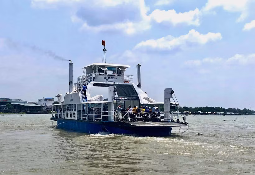 Phà Châu Giang vượt sông Hậu nối thành phố Châu Đốc và thị xã Tân Châu, tỉnh An Giang. (Ảnh: Thanh Sang/TTXVN)