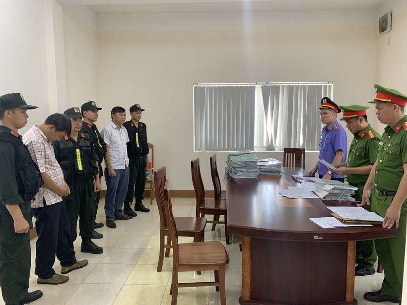Đọc lệnh bắt đối tượng Vương Viết Thắng và Dương Phúc Hiếu, cán bộ Phòng Tài nguyên Môi trường huyện Hướng Hóa. (Ảnh: TTXVN phát)