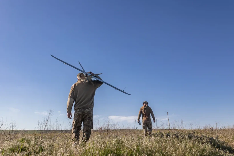 Một lính tình báo không quân Ukraine mang theo máy bay không người lái theo hướng Bakhmut, Ukraine. (Nguồn: Anadolu/Getty Images)