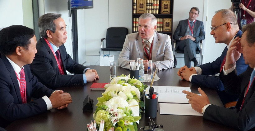 Trưởng Ban Kinh tế Trung ương Nguyễn Văn Bình gặp ông Anton Kobyakov, Cố vấn Tổng thống Liên bang Nga Vladimir Putin. (Ảnh: Hồng Quân/TTXVN)