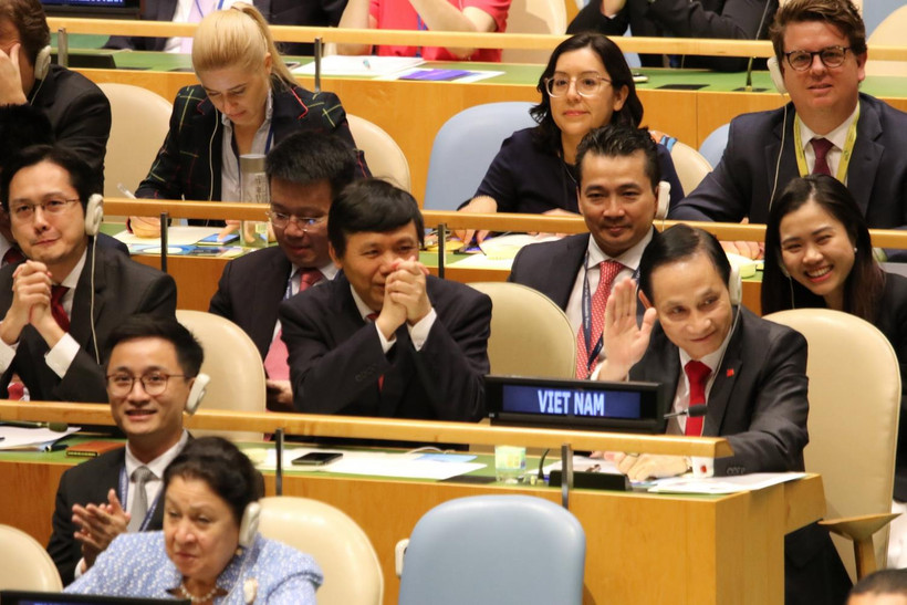 Niềm vui của các thành viên của đoàn Việt Nam khi trúng cử với số phiếu gần như tuyệt đối..(Ảnh:PV/TTXVN)