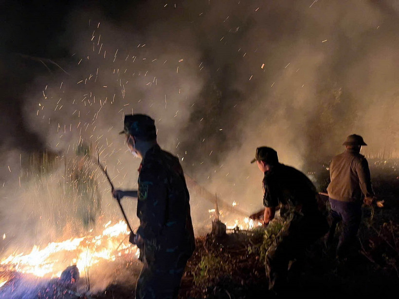 Lực lượng tham gia chữa cháy rừng tại thành phố Uông Bí. (Ảnh: Thanh Hương/TTXVN phát)