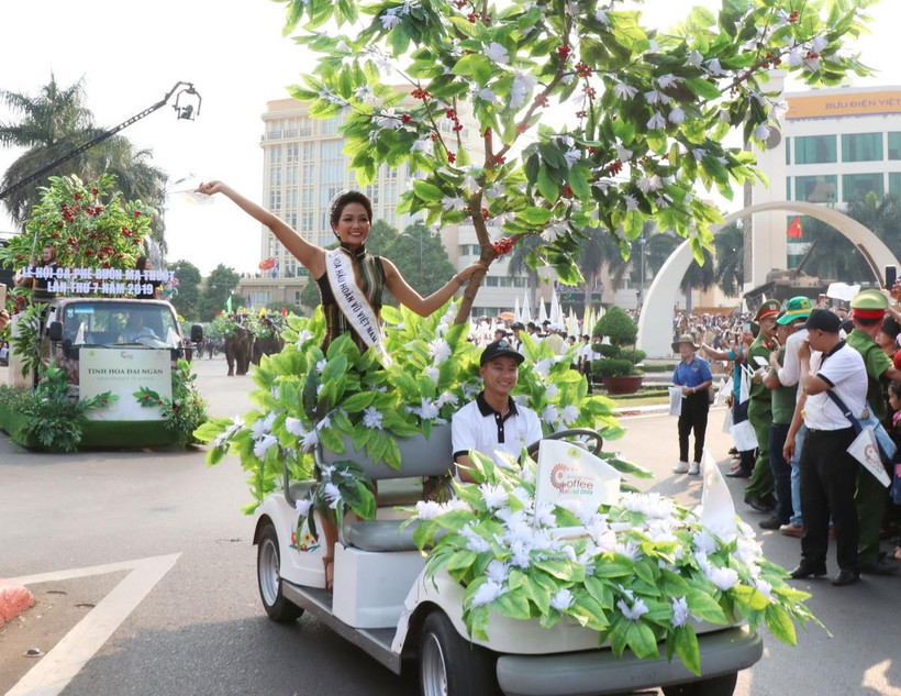 Hoa hậu Hoàn vũ H’hen Niê tham gia Lễ hội đường phố trong chương trình Lễ hội Càphê Buôn Ma Thuột lần thứ 7 năm 2019. (Ảnh: Tuấn Anh/TTXVN)