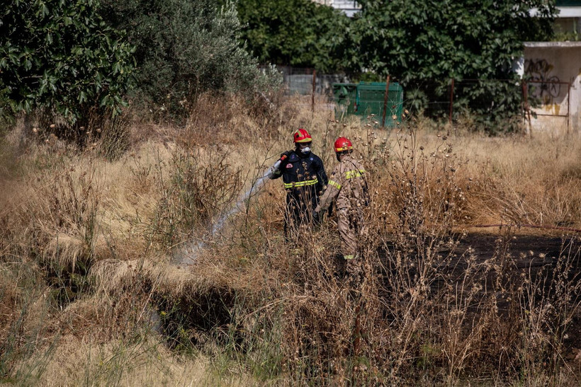 Nhân viên cứu hỏa nỗ lực khống chế đám cháy rừng do nắng nóng ở phía đông thủ đô Athens, Hy Lạp, ngày 23/7 vừa qua. (Ảnh: THX/TTXVN)