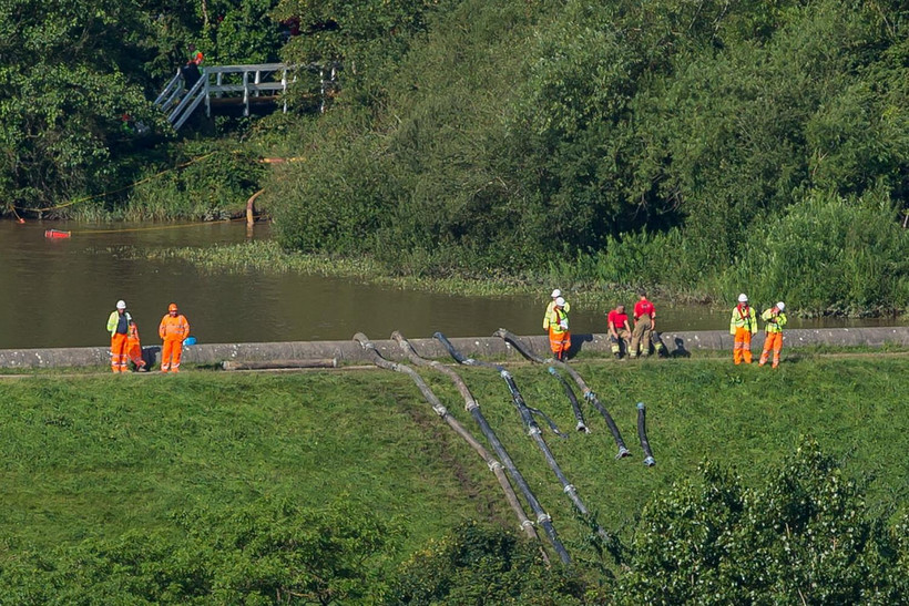 Nhân viên tình trạng khẩn cấp bơm nước ra khỏi đập Toddbrook ở Whaley Bridge của Anh, ngày 2/8 vừa qua. (Ảnh: AFP/TTXVN)