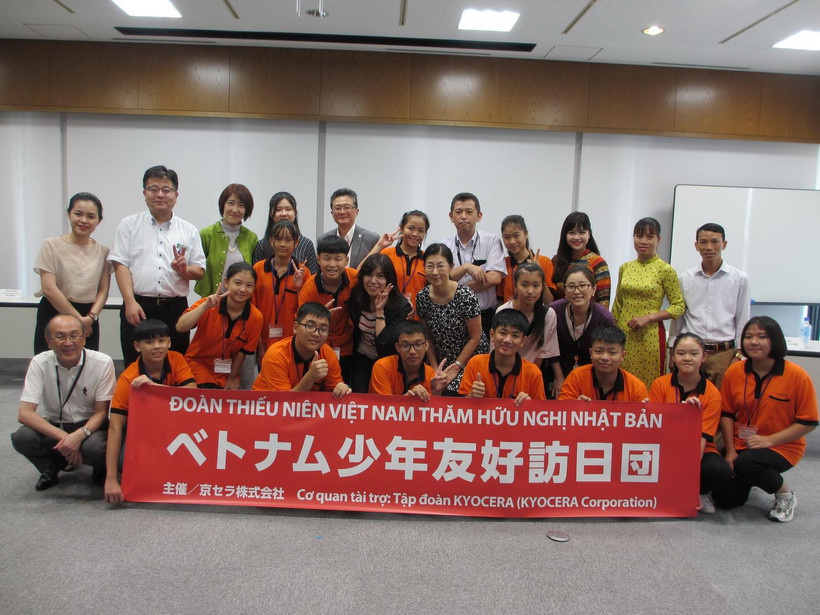 Đoàn thiếu niên Việt Nam chụp ảnh lưu niệm với các gia đình tham gia chương trình homestay. (Ảnh: Đào Tùng/TTXVN)