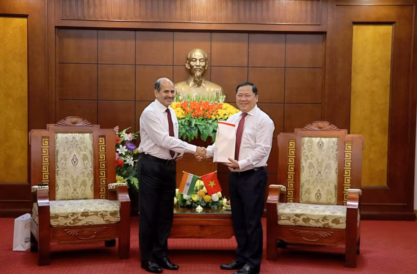 Ngài Sandeep Arya, Đại sứ đặc mệnh toàn quyền Ấn Độ tại Việt Nam tặng quà lưu niệm cho Tỉnh ủy Hòa Bình. (Ảnh: Thanh Hải/TTXVN)
