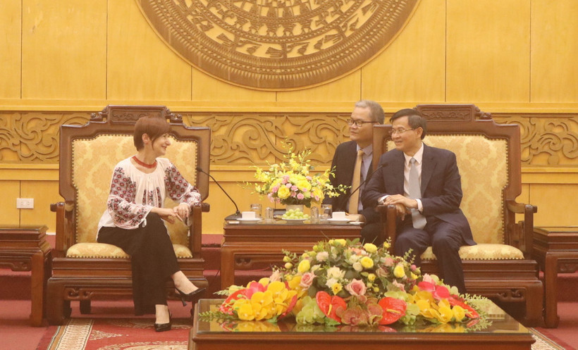 Bí thư Tỉnh ủy Ninh Bình Đoàn Minh Huấn tiếp bà Simona-Mirela Miculescu, Chủ tịch Đại hội đồng UNESCO. (Ảnh: Thùy Dung/TTXVN)