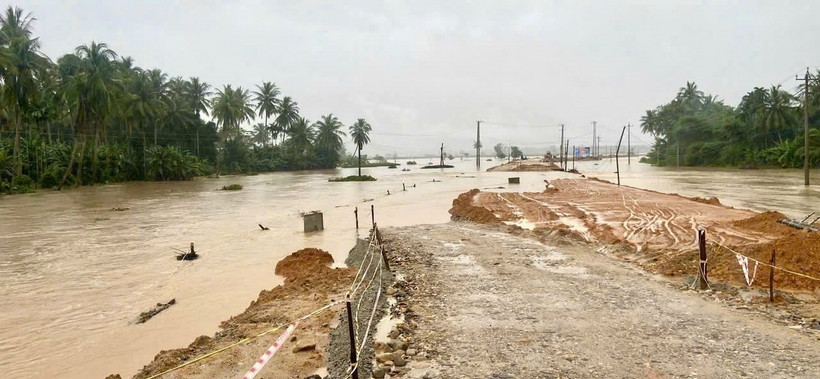 Mưa lớn gây ngập ở tuyến tỉnh lộ 629 đoạn qua huyện An Lão. (Ảnh: TTXVN phát)